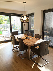 Echtholztisch modern mit Sesseln 