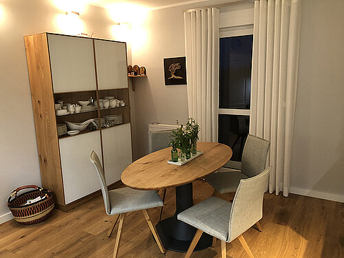 Essecke mit Echtholztisch und Vitrinenschrank