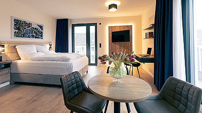 Spreeblau_Essecke_Hotelzimmer_Holzboden