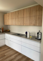 Einbauküche Holzoptik modern und schlicht