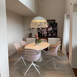 Essecke in Weiß- und Sandtönen